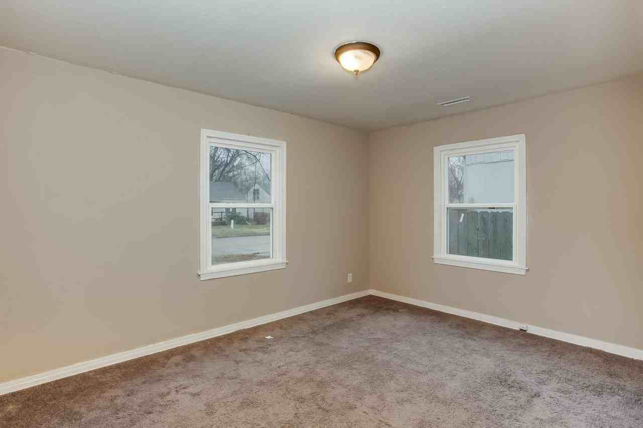 331 N Saint Paul St - Photo 5 of 12