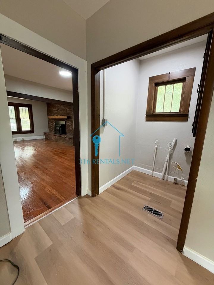 824 W 2nd Ave - Photo 4 of 20