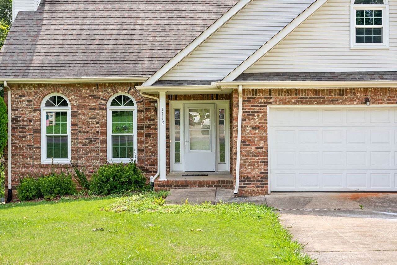 1112 Rosebrook Dr - Photo 2 of 31