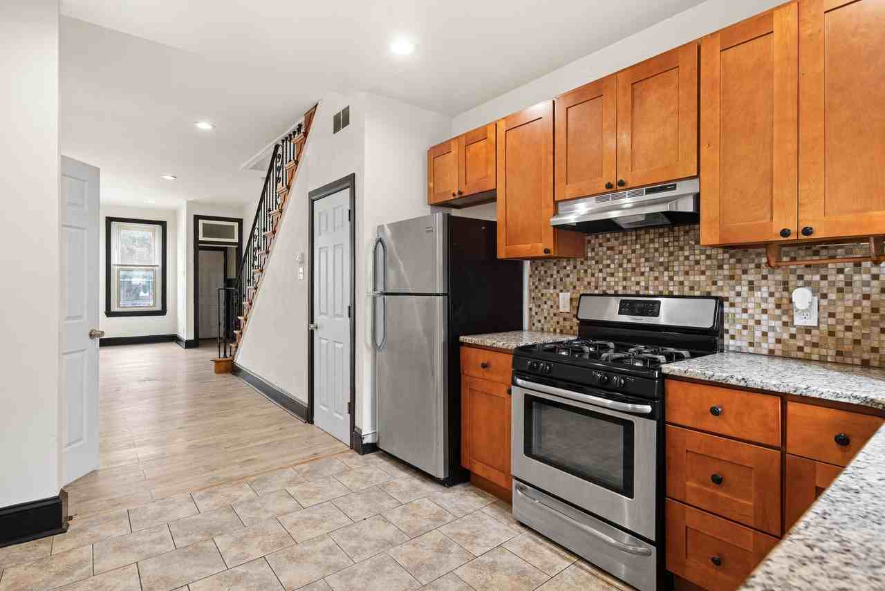 3044 Almond St - Photo 4 of 15