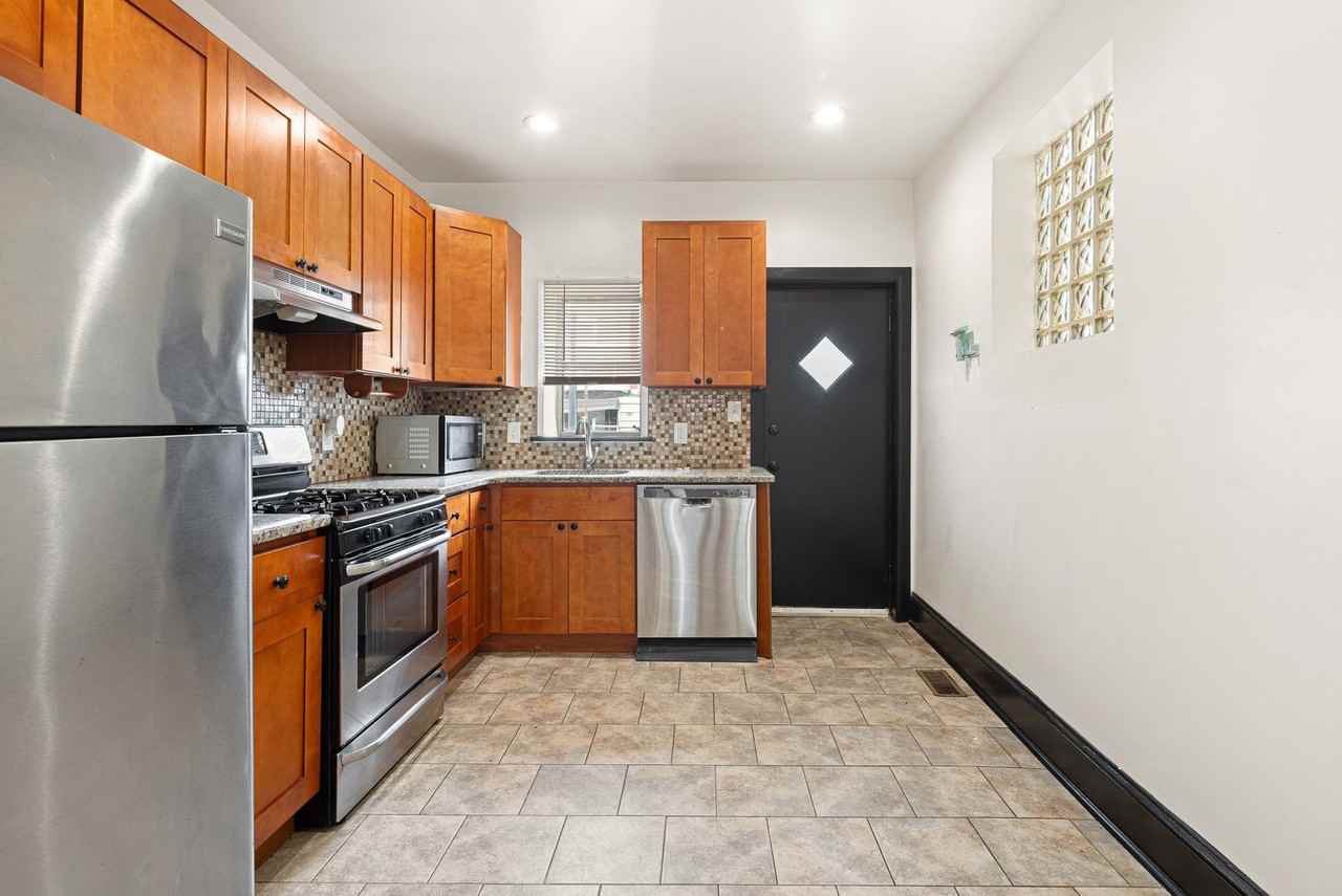 3044 Almond St - Photo 5 of 15
