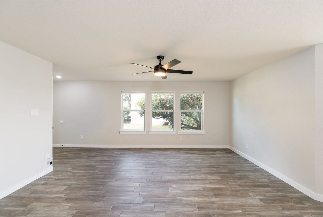 105 Sylvan St - Photo 4 of 18