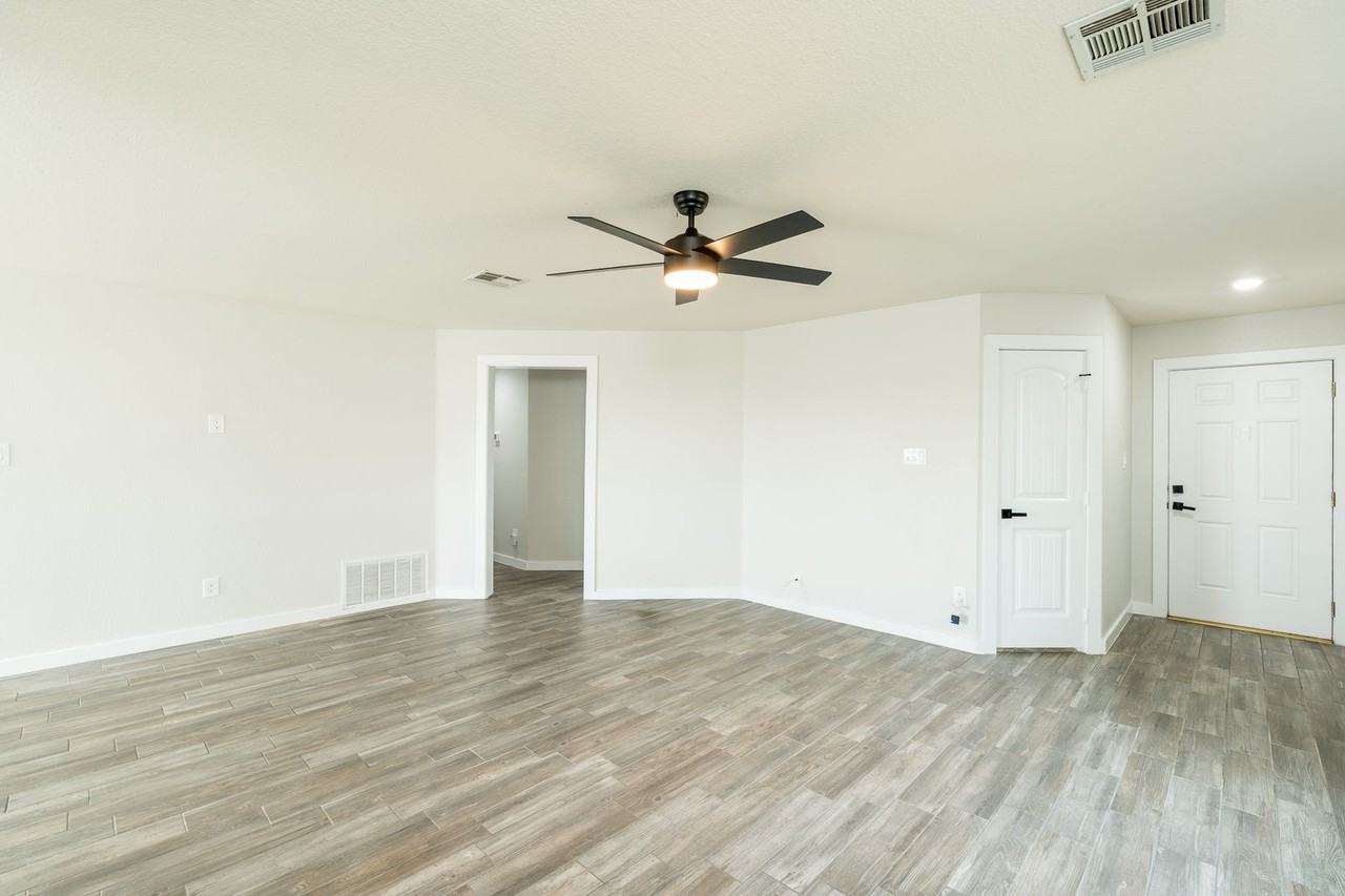 105 Sylvan St - Photo 5 of 18