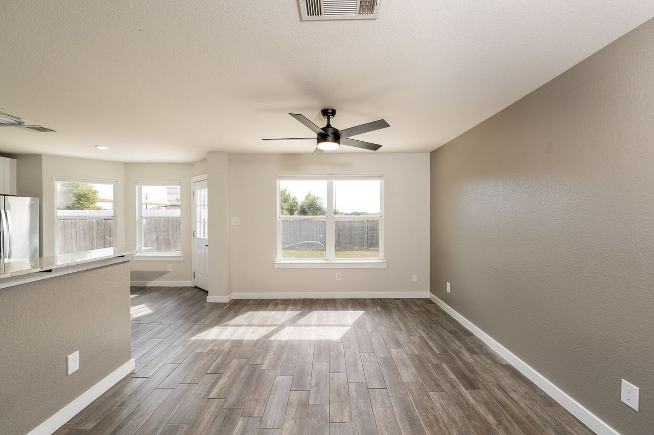 105 Sylvan St - Photo 6 of 18