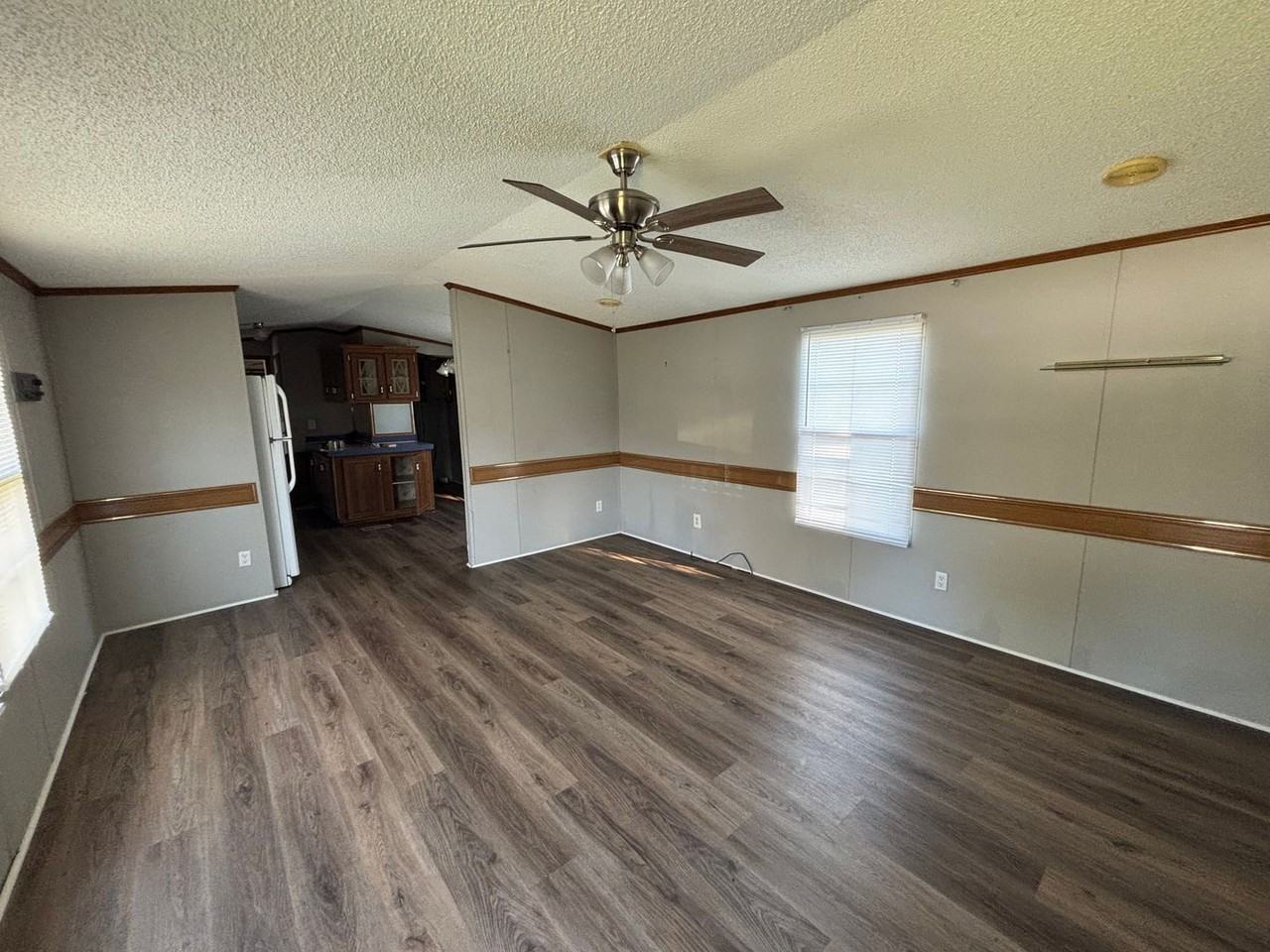 1435 Village Creek Dr - Photo 2 of 11