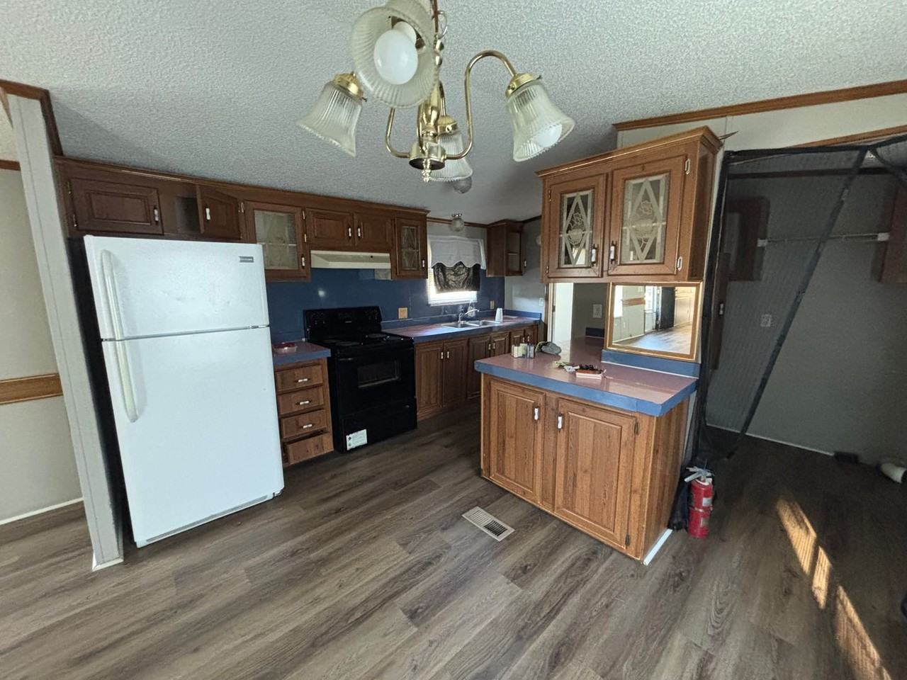 1435 Village Creek Dr - Photo 4 of 11