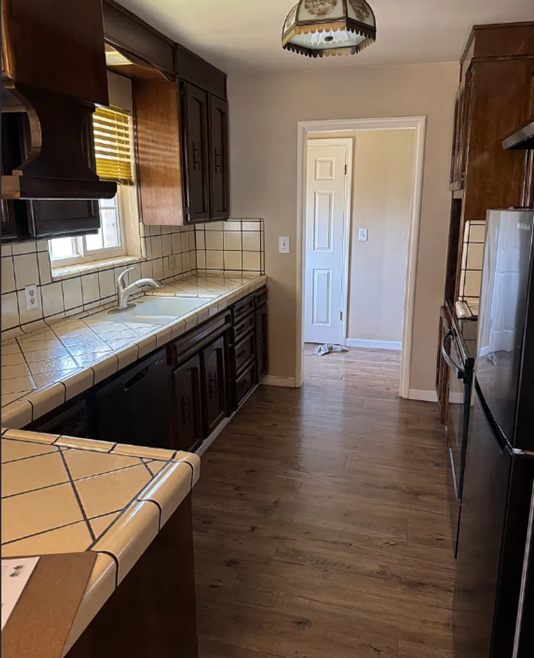 615 Sierra St - Photo 3 of 9