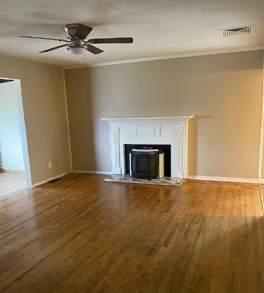 615 Sierra St - Photo 4 of 9