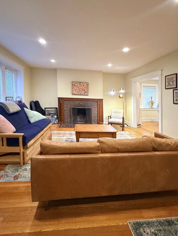 345 Trevor Ln - Photo 4 of 31