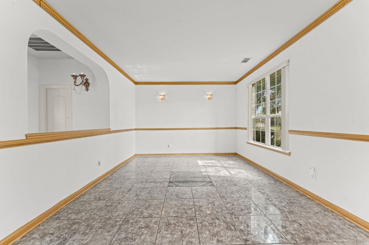 21414 Pointed Oak Ln - Photo 2 of 17
