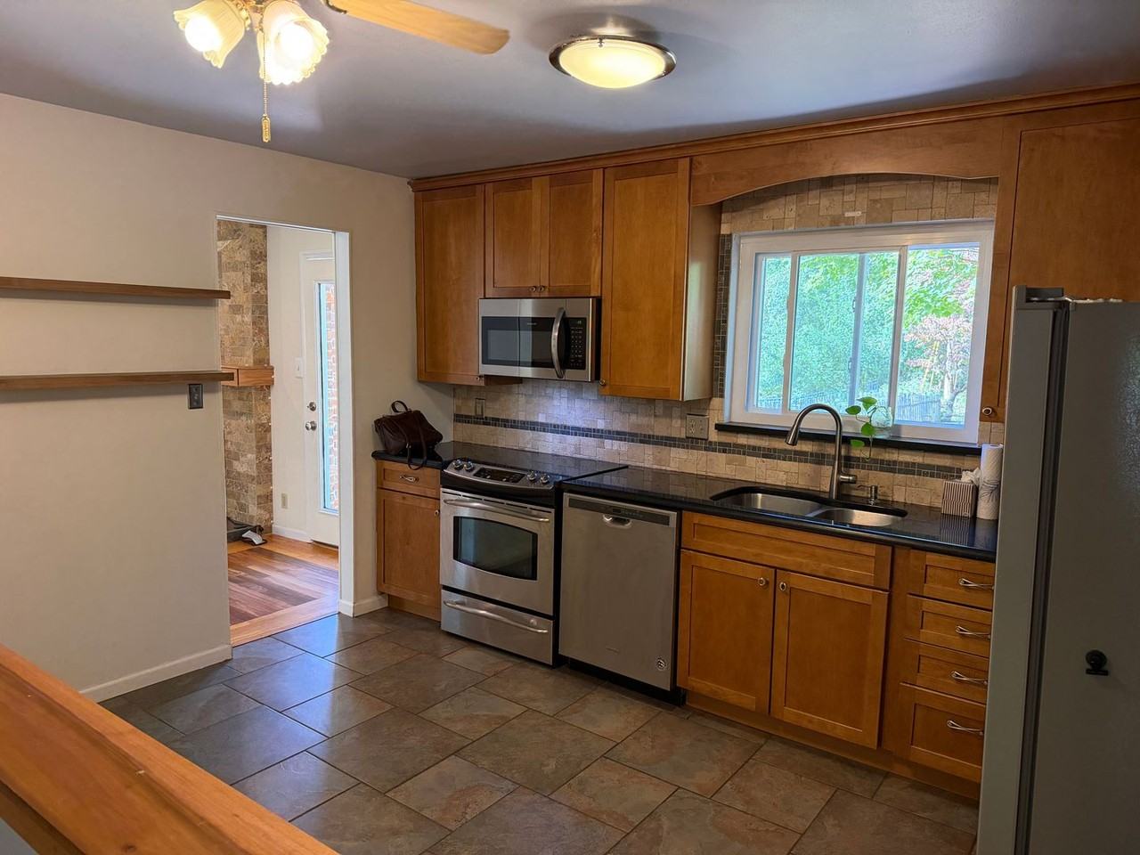 131 Portico Dr - Photo 7 of 47
