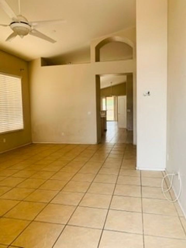 280 S Pineview Pl - Photo 2 of 5