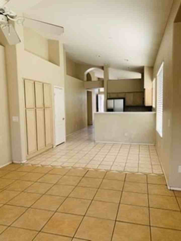 280 S Pineview Pl - Photo 3 of 5