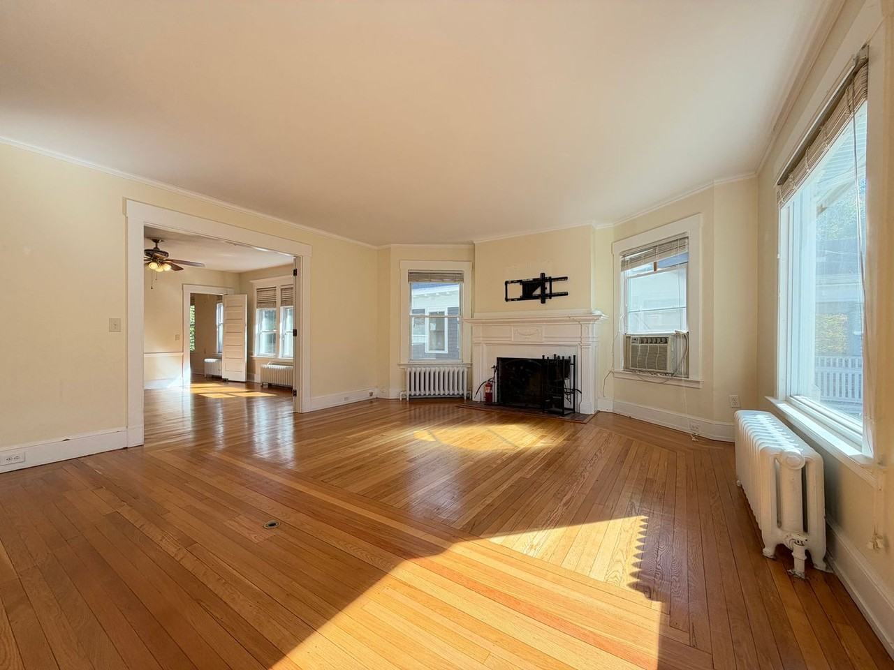 323 Willow St - Photo 2 of 23