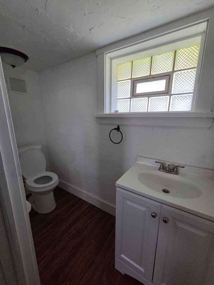 1885 Penrose Ave - Photo 4 of 50