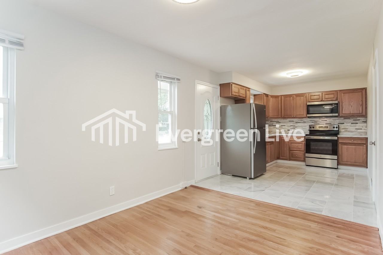 823 Elizabeth St - Photo 5 of 15
