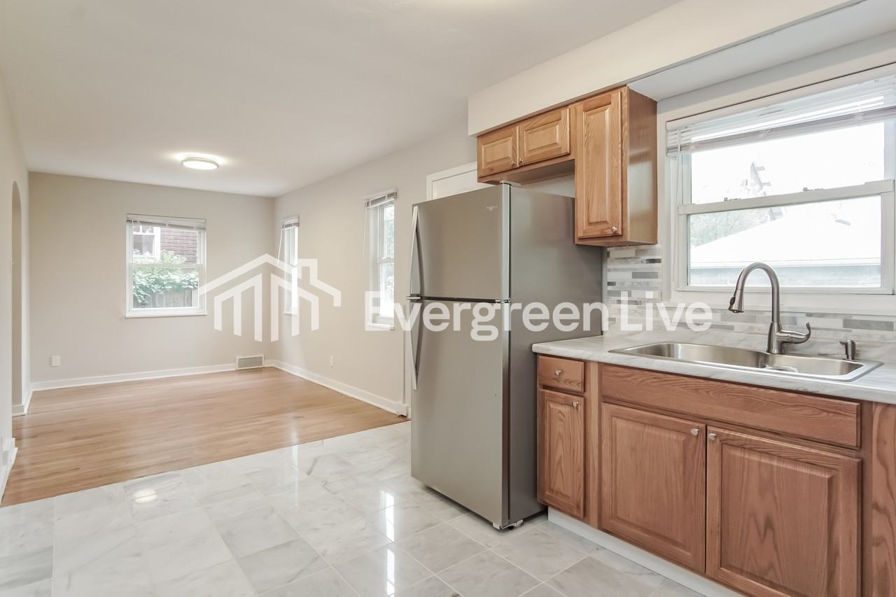 823 Elizabeth St - Photo 6 of 15