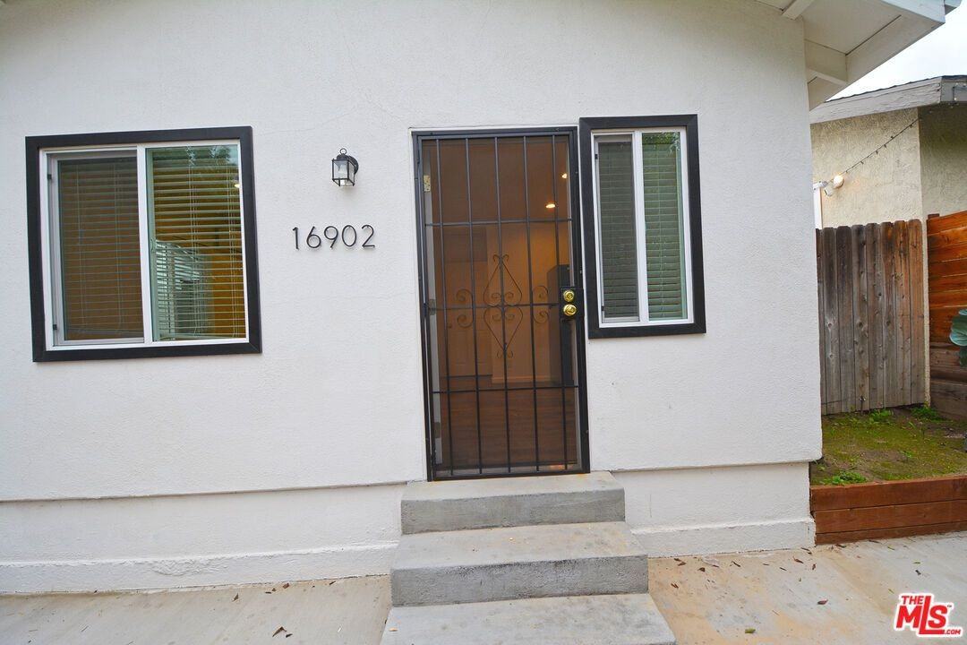 16902 Hart St - Photo 2 of 24
