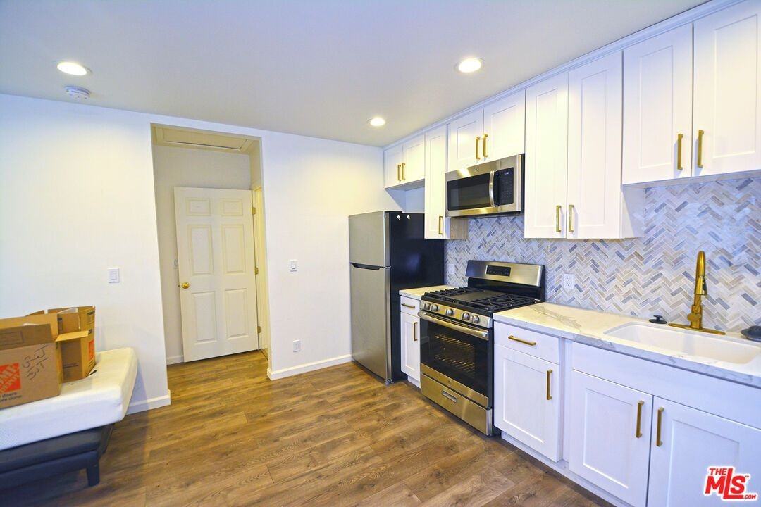 16902 Hart St - Photo 3 of 24