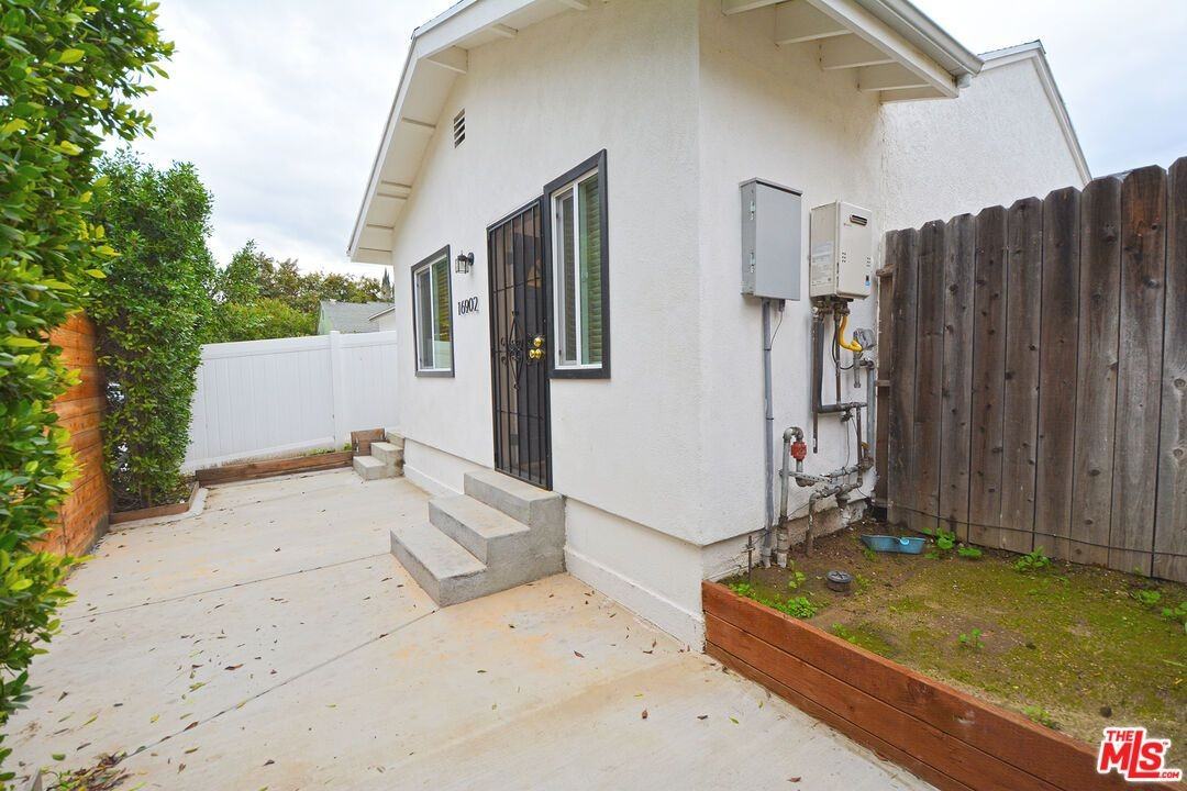 16902 Hart St - Photo 4 of 24