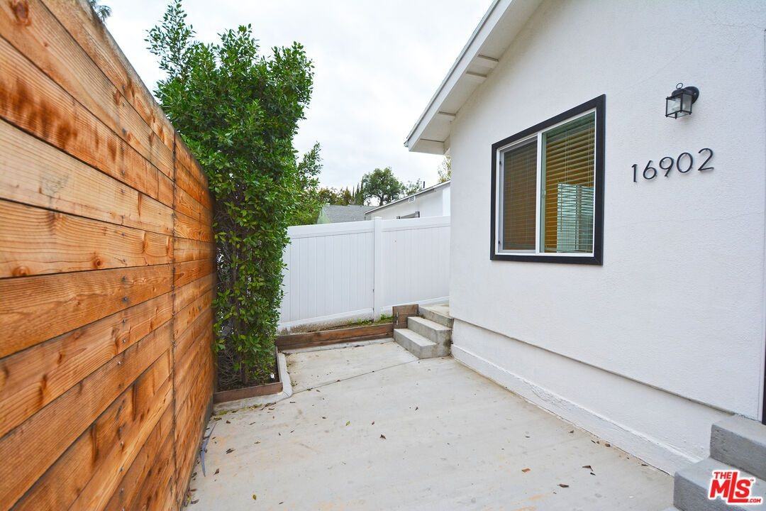 16902 Hart St - Photo 5 of 24