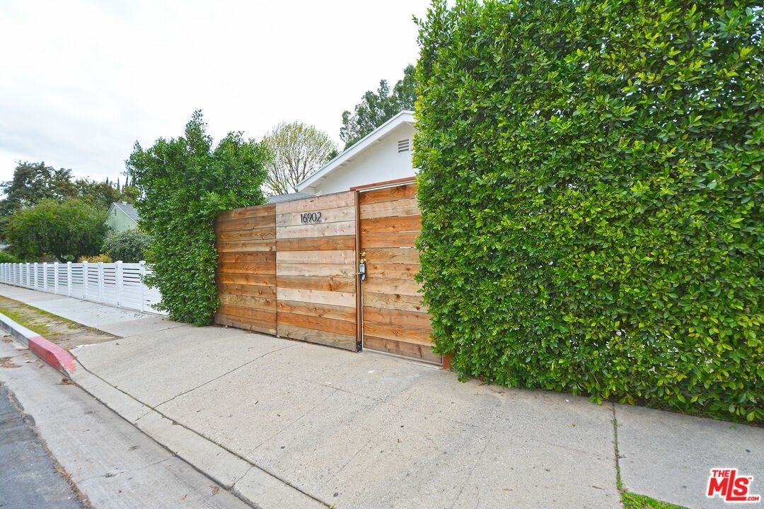 16902 Hart St - Photo 6 of 24