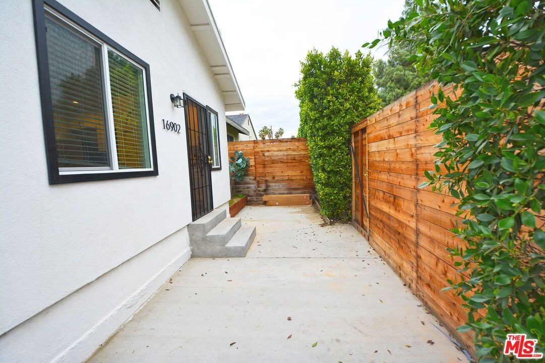 16902 Hart St - Photo 7 of 24