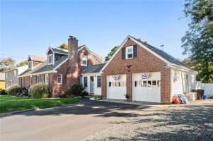 featured image of 10 Isabelle Dr