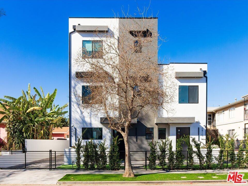 2815 S Redondo Blvd