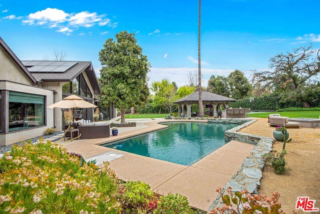 17352 Magnolia Blvd - Photo 4 of 37