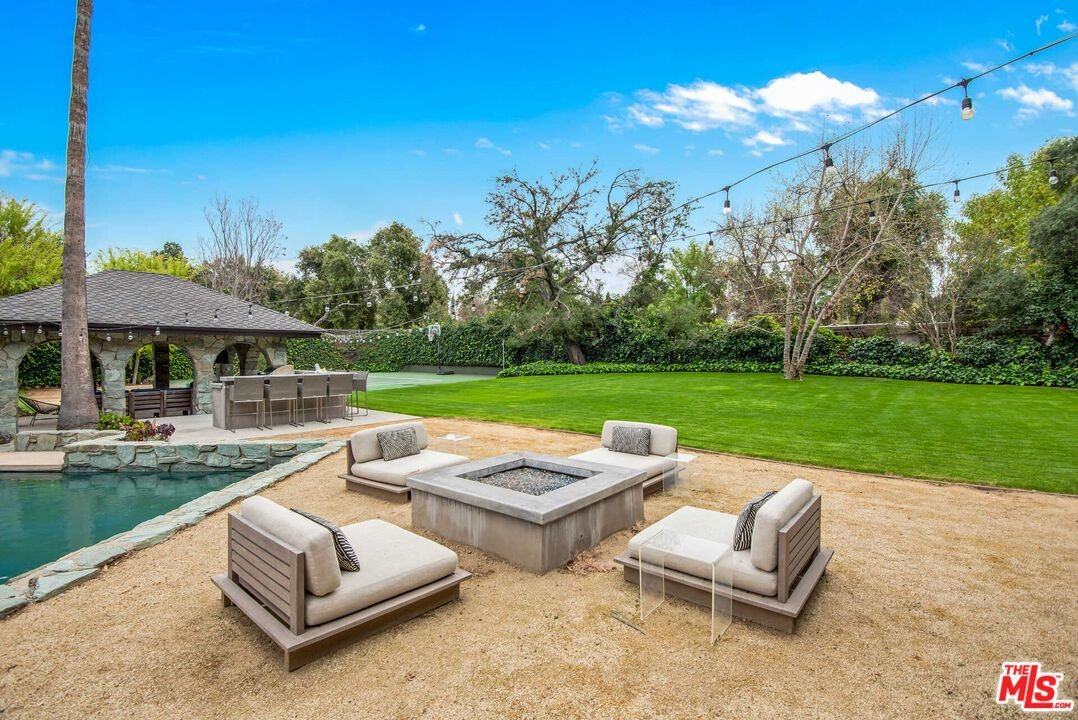 17352 Magnolia Blvd - Photo 5 of 37