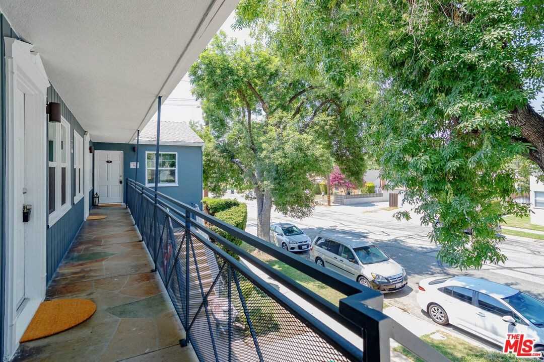 938 W Glenoaks Blvd ##3 - Photo 2 of 21