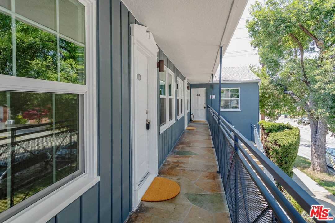 938 W Glenoaks Blvd ##3 - Photo 3 of 21
