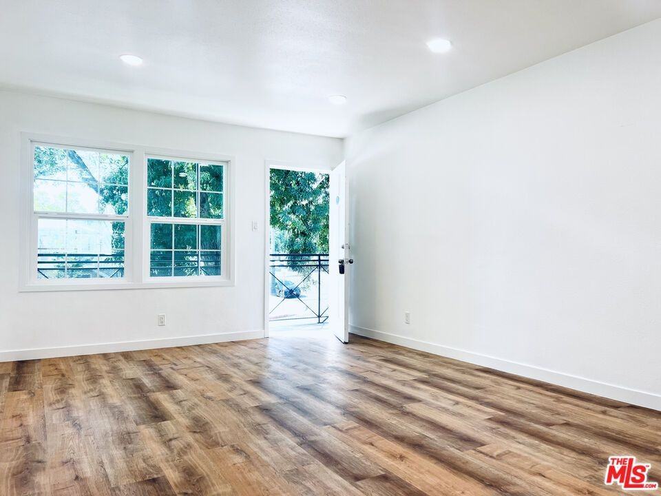 938 W Glenoaks Blvd ##3 - Photo 7 of 21