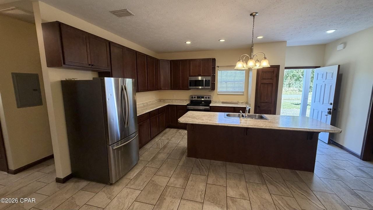 411 S Berthe Ave - Photo 3 of 19