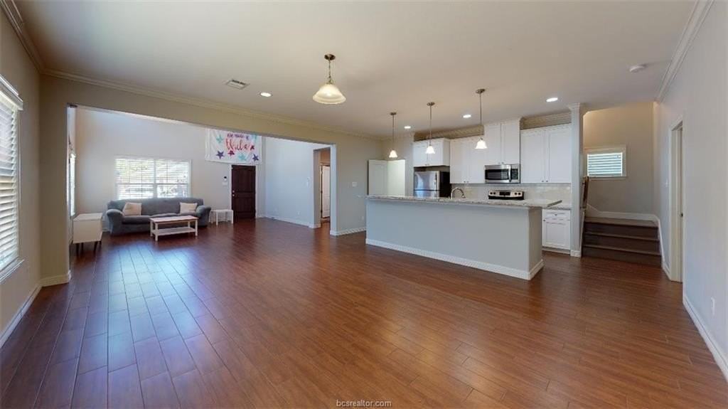 302 Gilchrist Ave - Photo 4 of 25