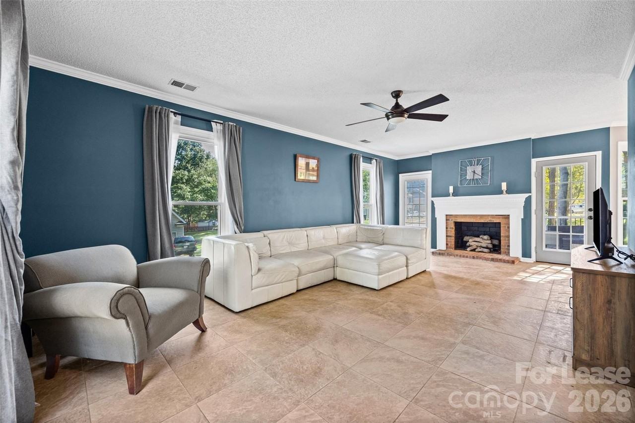 612 Grays Creek Ln - Photo 4 of 36