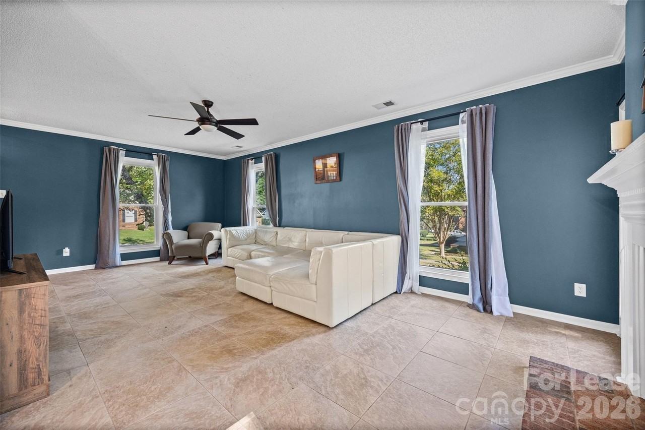 612 Grays Creek Ln - Photo 5 of 36