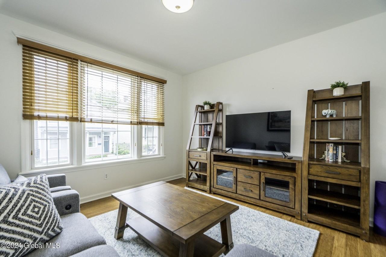 41 Walton St - Photo 6 of 28