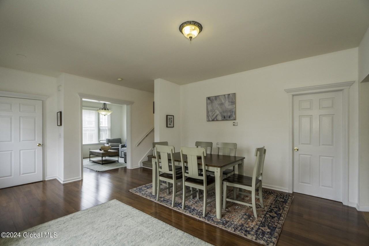 39 Walton St - Photo 5 of 24