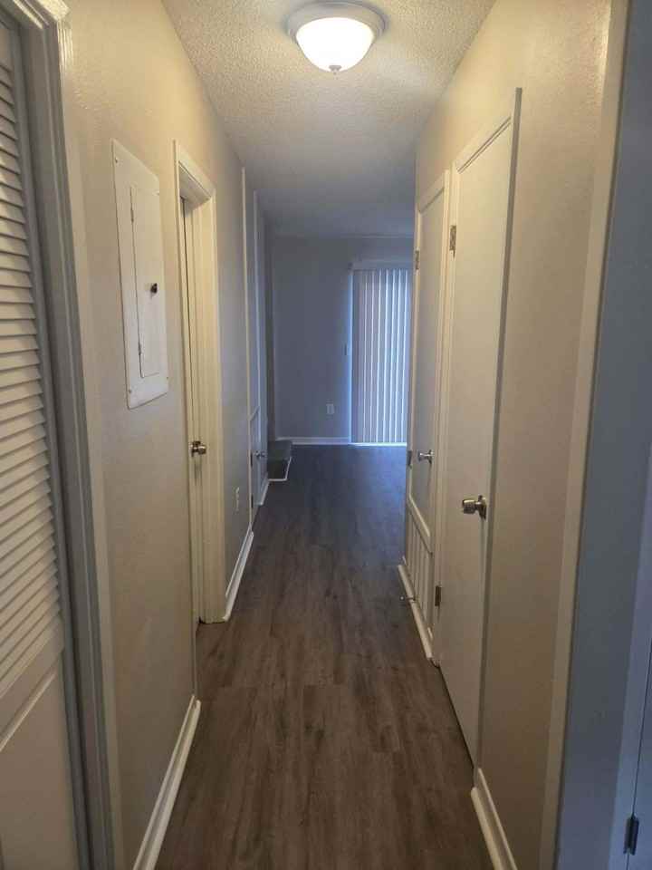 305 Oxford Ct - Photo 2 of 8