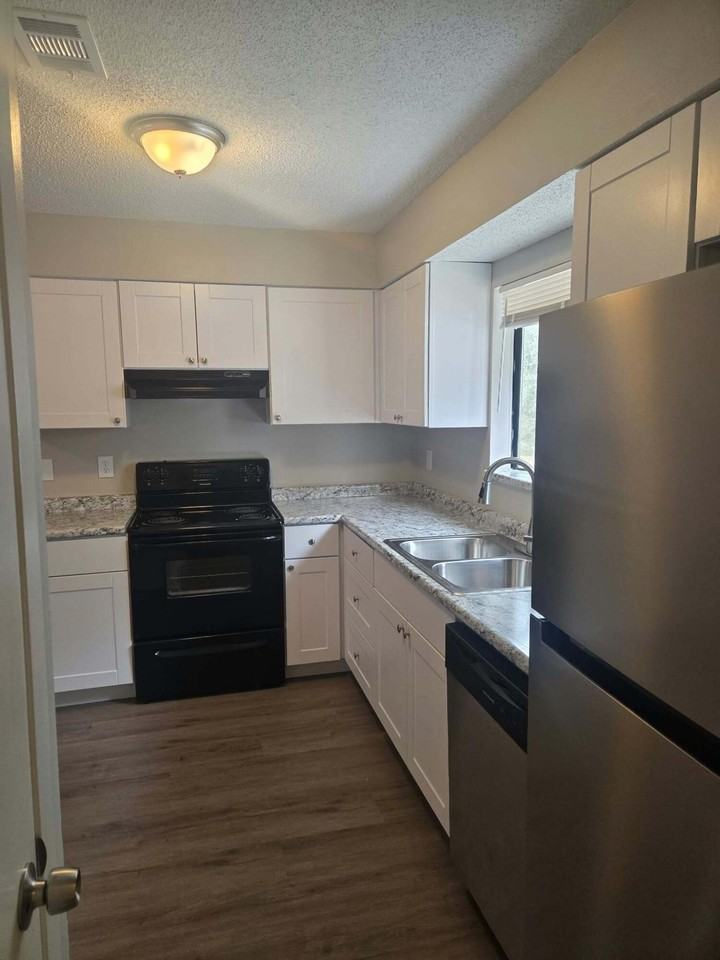 305 Oxford Ct - Photo 3 of 8