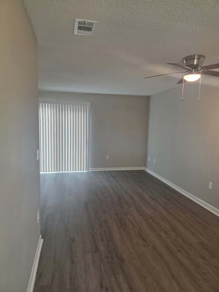 305 Oxford Ct - Photo 4 of 8