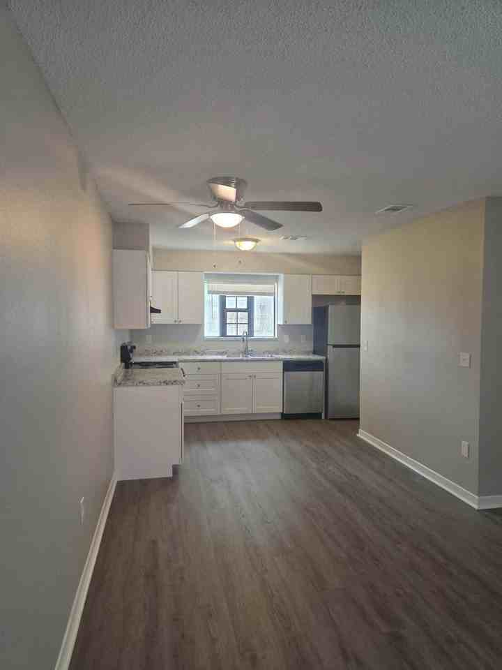 305 Oxford Ct - Photo 5 of 8