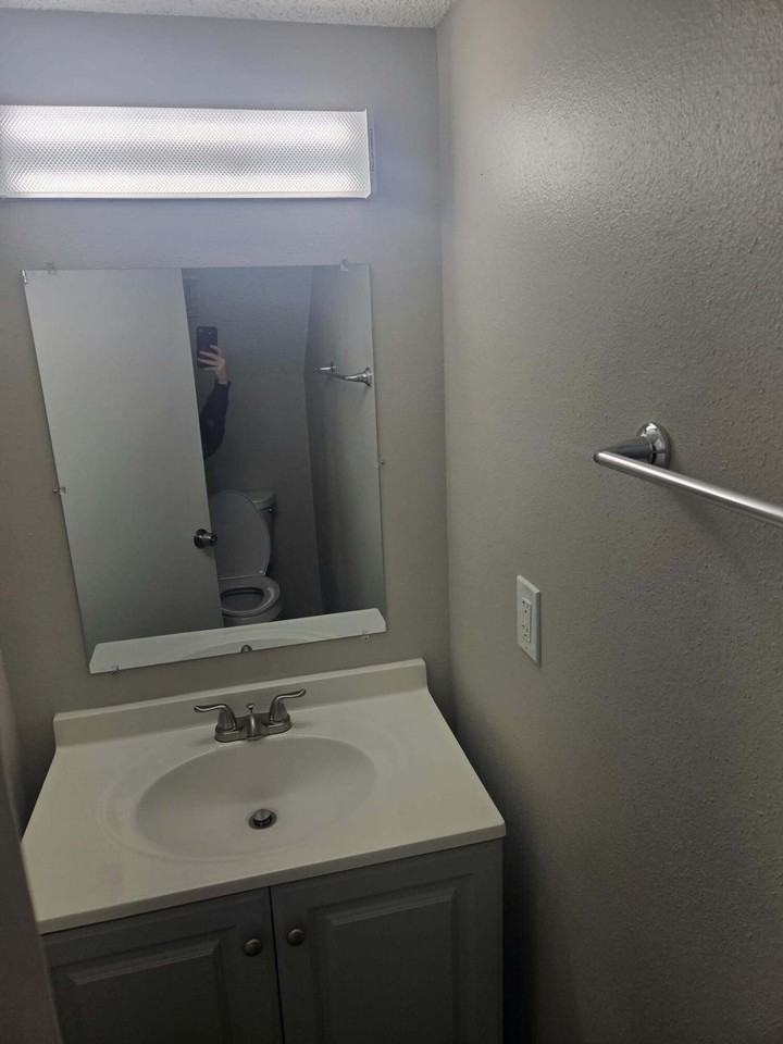 305 Oxford Ct - Photo 7 of 8