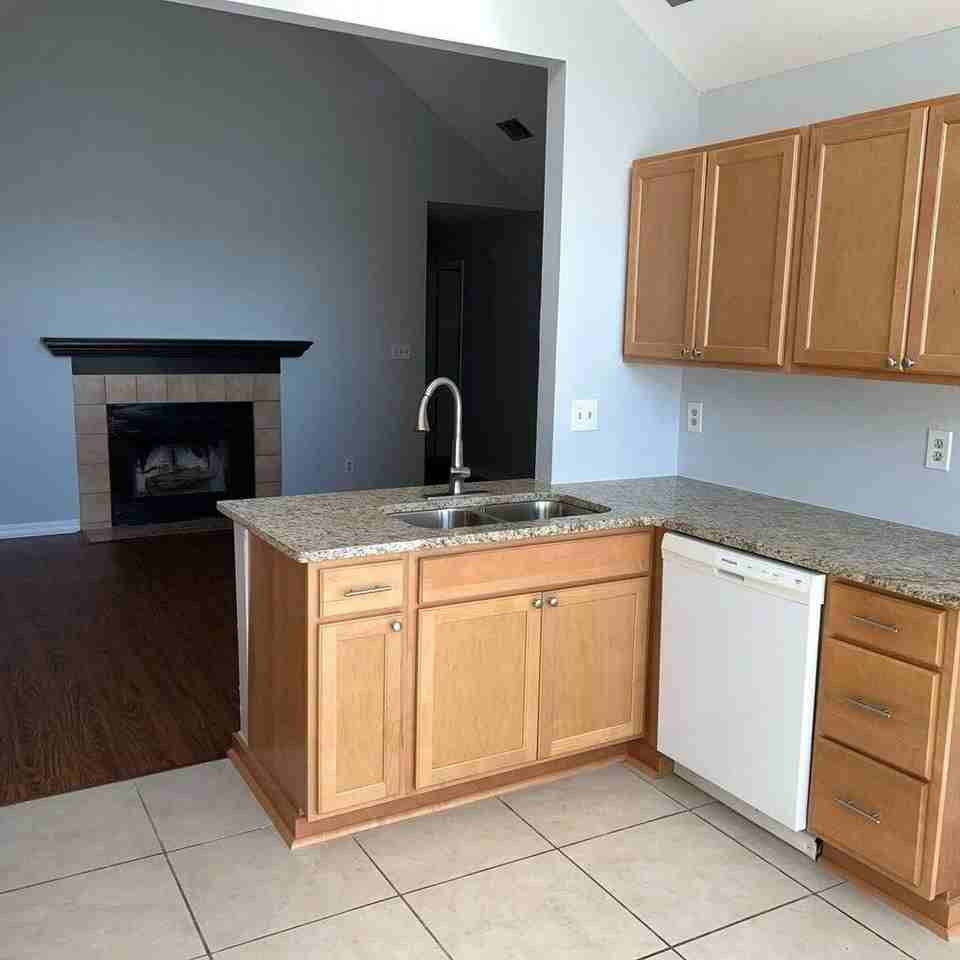 3056 Yorktown Cir - Photo 3 of 10