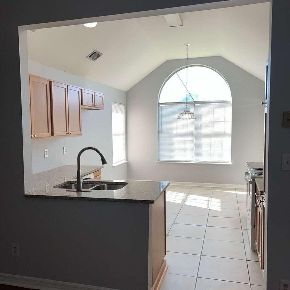 3056 Yorktown Cir - Photo 4 of 10