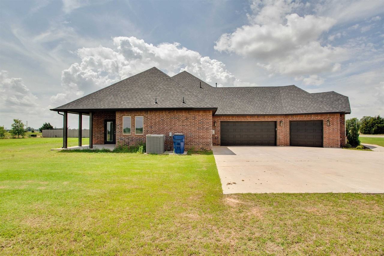 7009 Chisholm Ranch Dr - Photo 4 of 36