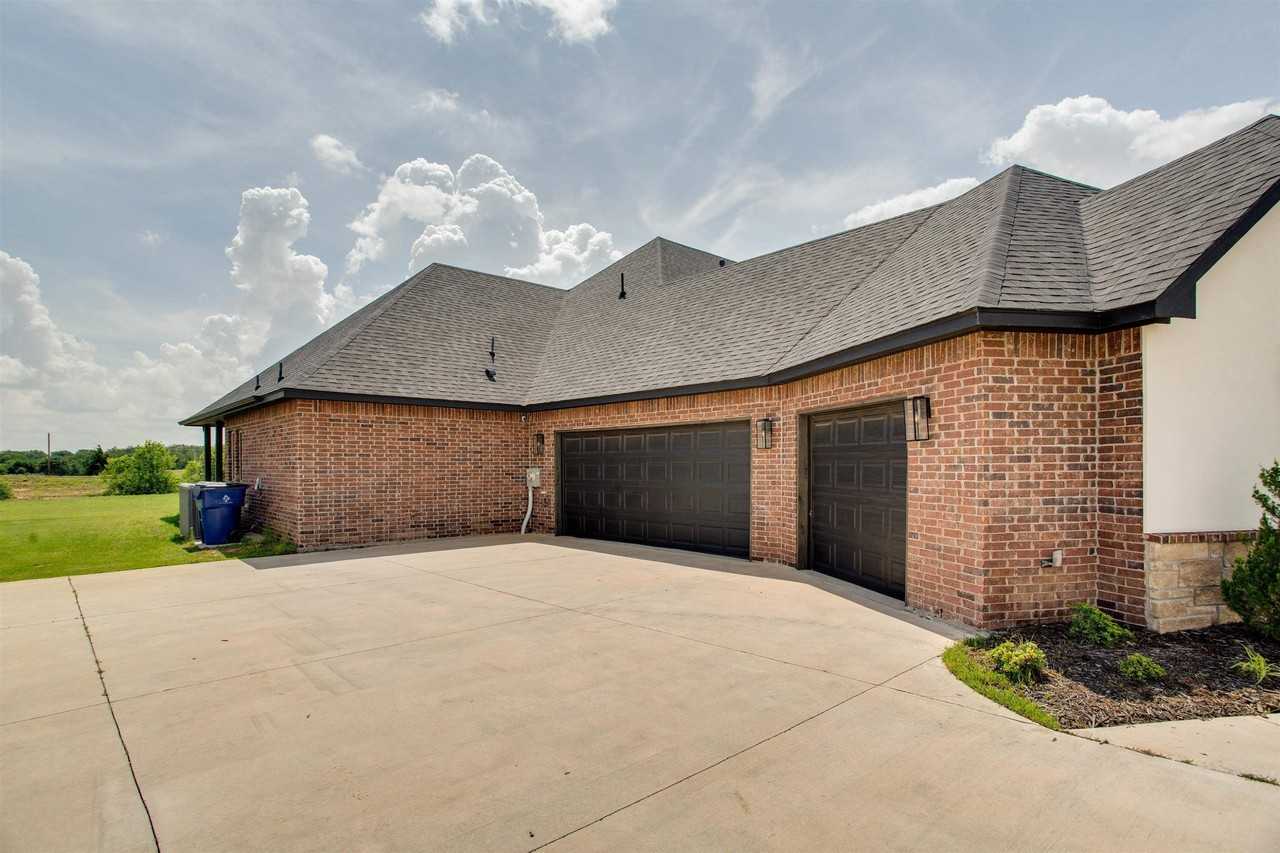 7009 Chisholm Ranch Dr - Photo 5 of 36