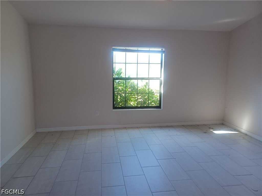 637 Ne 5th Ave - Photo 3 of 15